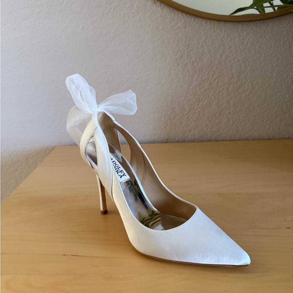 Badgley Mischka White Pumps